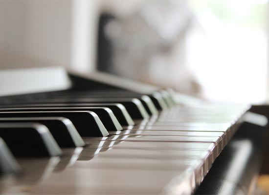 تفاوت پیانو دیجیتال و آکوستیک چیست